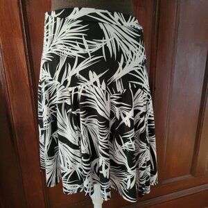 Mod Black and White Floral Skater Skirt Size Large by On Carnaby Boho Trendy Nwt